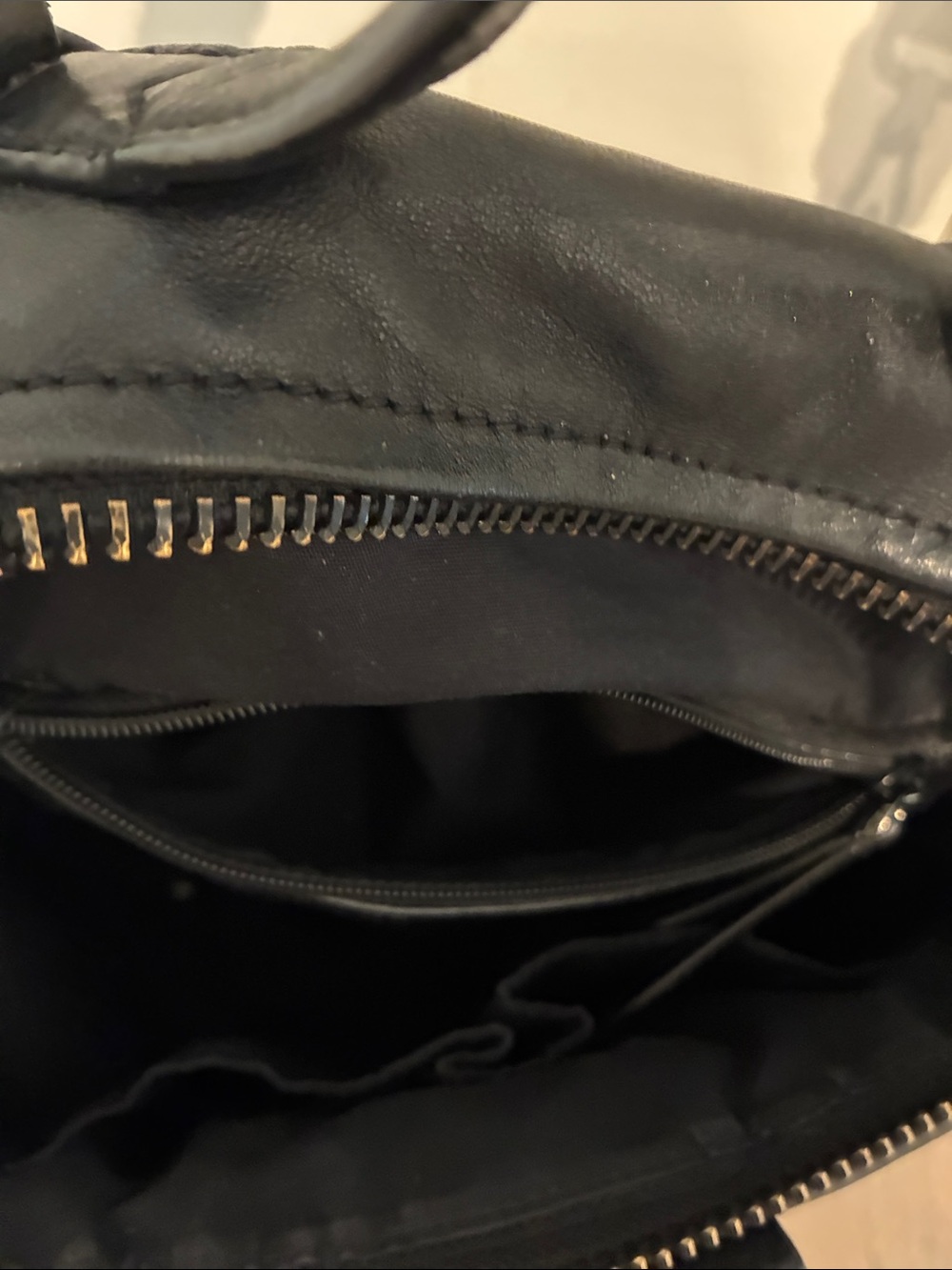 Rare Marc Jacobs Black Leather Crossbody Bag with Adjustable Strap - Picture 3 of 4